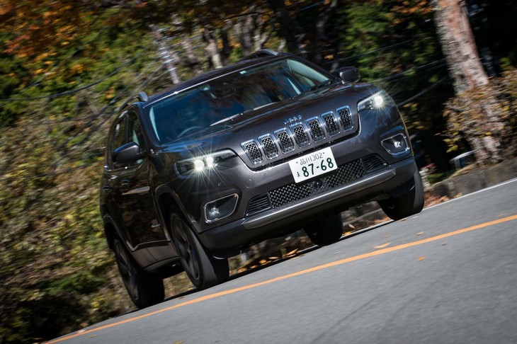 今回のマイナーチェンジで緊急自動ブレーキの検知対象が歩行者にまで拡大されたほか、縦列駐車時などに車両側面の障害物を検知する機能が全車標準装備となった。