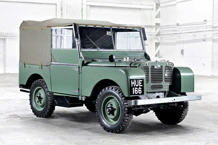 ランドローバーの起源となった、1948年登場の「ランドローバー シリーズI」。「シリーズII」「シリーズIII」への進化を経て、その基本設計は「ディフェンダー」に受け継がれた。