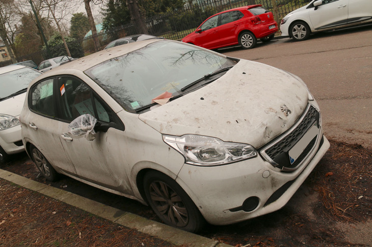 パリにて。「プジョー208」。ここまで新しいクルマだと、事件の匂いを感じなくもないのは筆者だけか。