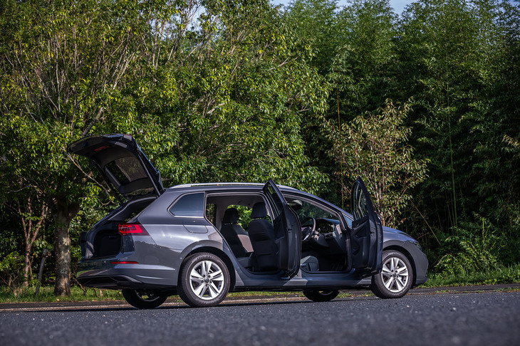 「ゴルフヴァリアントeTSIアクティブ」のボディーサイズは全長×全幅×全高＝4640×1790×1485mm、ホイールベースは2670mm。ハッチバックの「ゴルフ」よりも全長が345mm長くなっている。