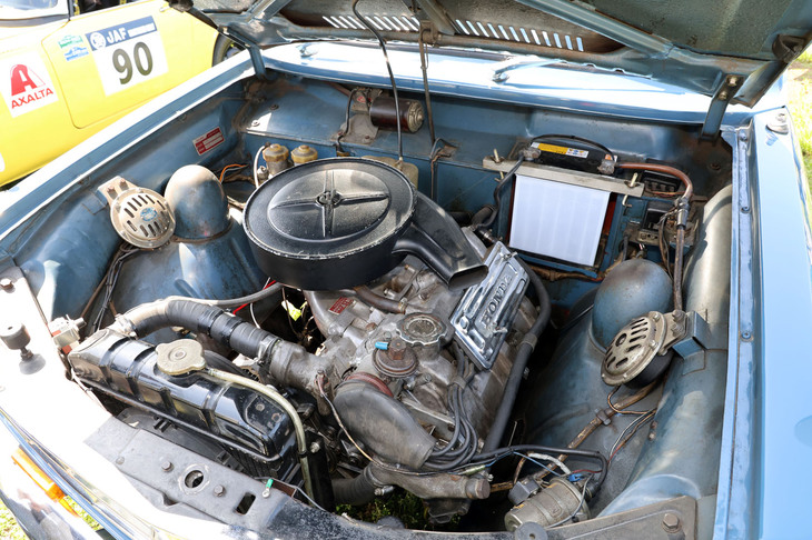 「LM700」のエンジンルーム。「S600」用を拡大してシングルキャブ化した687cc直4 DOHCエンジンは最高出力52PS/7500rpmを発生した。同級の「トヨタ・パブリカ バン」の697cc空冷水平対向2気筒OHVエンジンが32PS/4600rpmだったといえば、いかにハイパワーだったかがお分かりいただけるだろう。