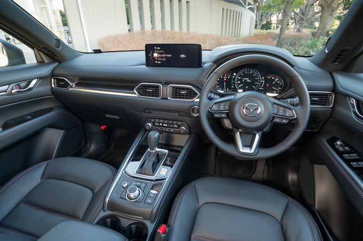 改良と同時に、スポーティーな「スポーツアピアランス」、アクティブな「フィールドジャーニー」と、2種類の特別仕様車が設定された。写真は赤いステッチとブラックレザーシートが目を引くスポーツアピアランスのインテリア。