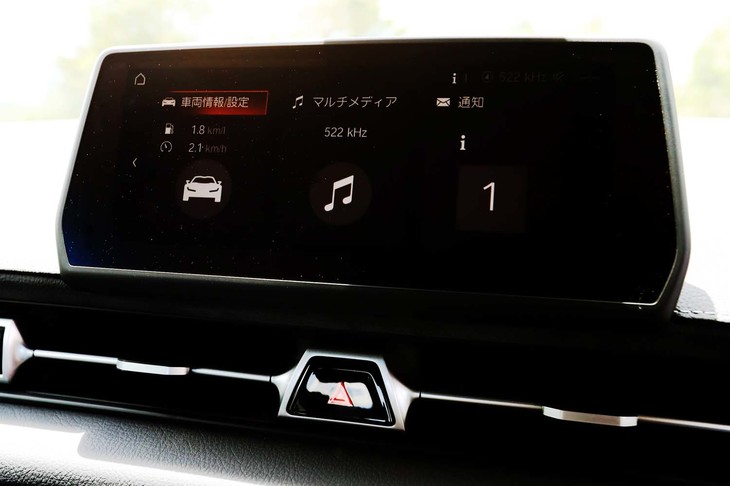 ダッシュボード中央の8.8インチディスプレイ。Apple CarPlayとAndroid Autoに対応するほか、トヨタが提供するさまざまなコネクティッドサービスが利用できる。