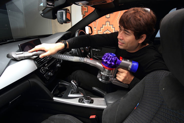 エアコンの吹き出し口やスイッチ類など、デリケートな場所には「ミニ ソフトブラシ」が最適。やさしくほこりを取り除ける。もちろん、写真のように「延長ホース」も装着できる。