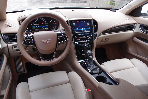 本物の素材にこだわったというインテリア。カラーは、テスト車のベージュ系のほかに、黒基調のものや黒と赤のツートーンが選択できる。