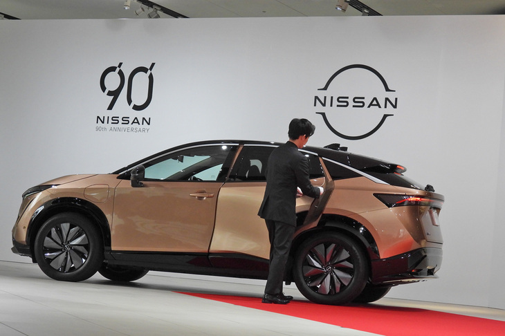 トークセッションの参加者が、電気自動車「日産アリア」に乗って登場する。