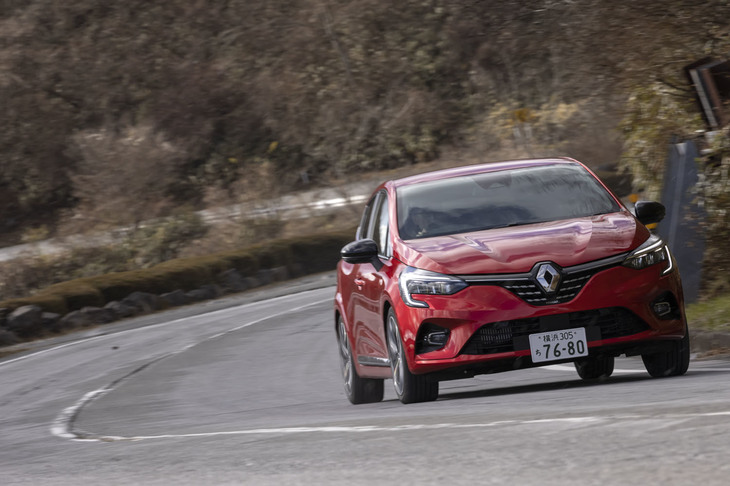 ワインディングロードを駆け抜ける「ルーテシア」。ステアリングギア比が先代の15.4から14.4に変更されていることもあり、クイックでレスポンスがいい。