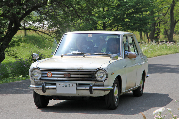 1969年「ダットサン・サニー1000 4ドアデラックス」。新車以来の「足立5」ナンバー付きだが、オーナーはまだ未成年。外装は傷みが目立つものの、中身はすべて自分で修理・整備したという。
