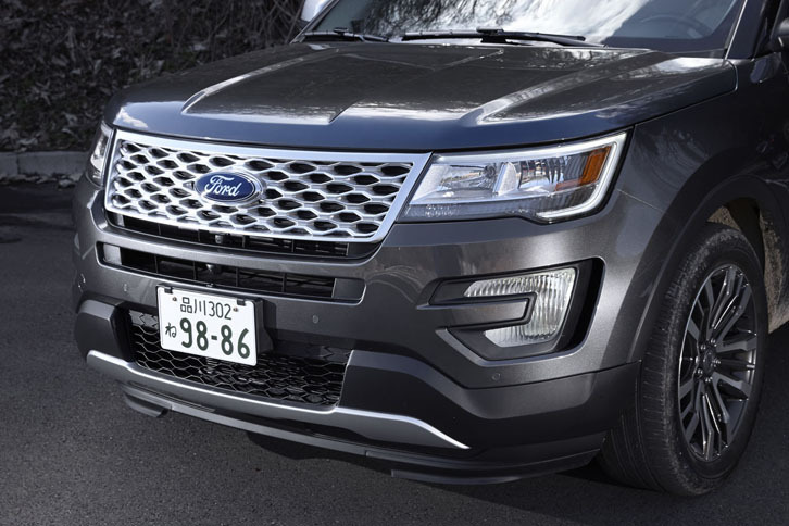 マイナーチェンジでデザインが大きく変わった「エクスプローラー」のフロント周り。「タイタニアム」には、メッシュタイプの専用グリルが装着される。