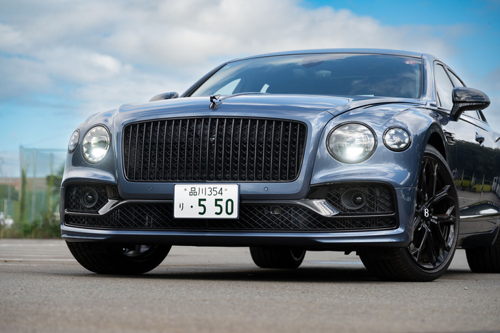 フロントグリルをはじめとしたエクステリアの各部がグロスブラックで仕立てられる。