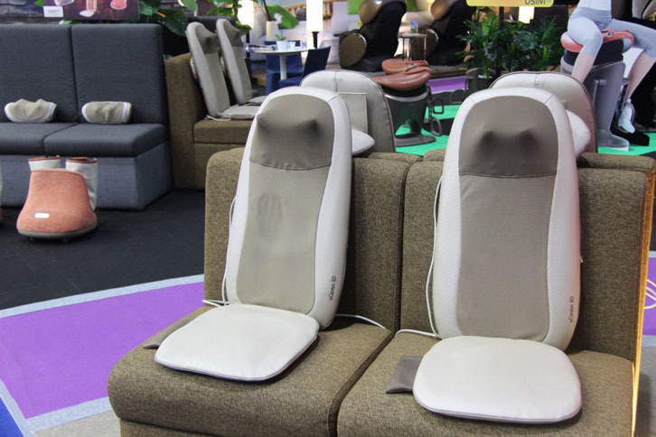 タイといえばマッサージ（ちょっと強引）。モーターショー会場の部品展示スペースには、マッサージ機の展示も多数。写真のマッサージ機は、クルマのシートに取り付けできるタイプですね。展示を見て歩き疲れたら、こういう場所で一休みすればいいという、来場者にやさしいモーターショーなのです。東京モーターショーにも足マッサージがあればいいと思いませんか？ それではお付き合いありがとうございました。