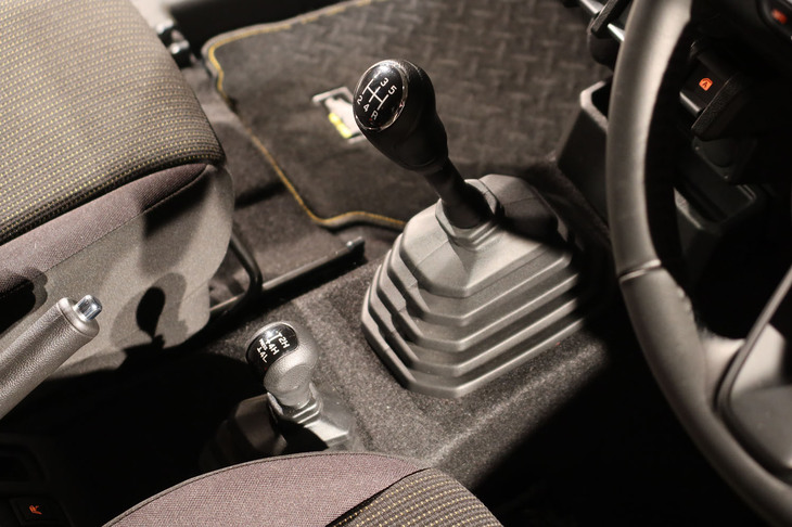 スズキ・ジムニー ノマド（5段MT車のシフトレバー）