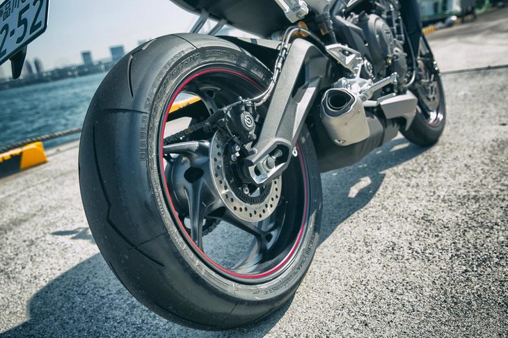 縦方向のねじり剛性を高めるべく採用された、湾曲したスイングアームが目を引くリアの足まわり。「ストリートトリプルRS」にはピレリのハイグリップタイヤ「ディアブロ スーパーコルサSP」が装着される。