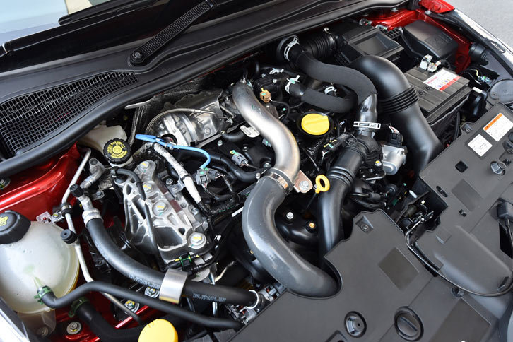 「R.S.」より20ps高い220ps/6050rpmの最高出力と、2.0kgm大きい26.5kgm/2000rpmの最大トルクを発生する1.6リッター直4直噴ターボエンジン。許容回転数も300rpm高い6800rpmとなっている。