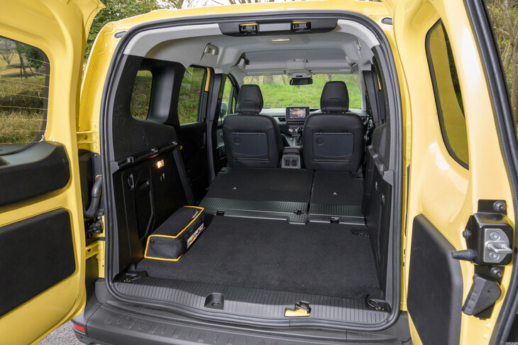 従来モデルより広さが増したラゲッジスペース。寸法は、荷室長が1020mm、荷室幅が1190mm、荷室高が1111mm、床面高は594mmとなっている。後席は2：1の分割可倒式だ。（欧州仕様参考値）