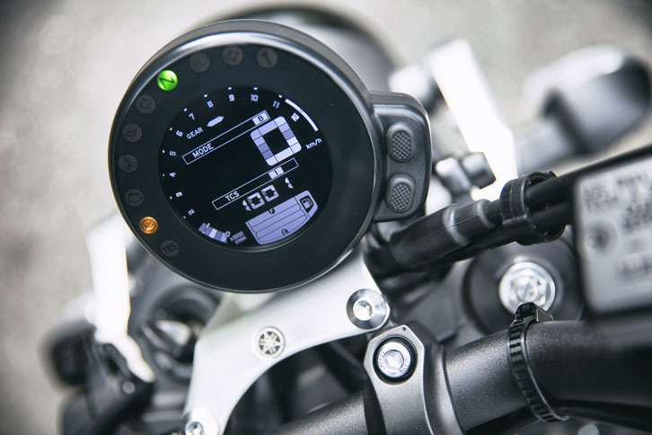 サークル形状のコンパクトなデジタルメーター。伝統と先進性の融合が表現されている。