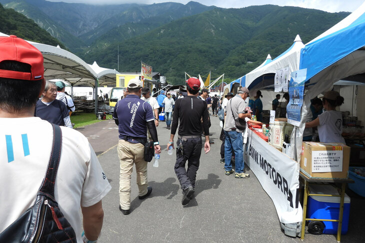 まだ早い時間だというのに、協賛社などのブースエリアもご覧のにぎわい。人が増えてくると、カメラを構えるのも大変なほどだった。