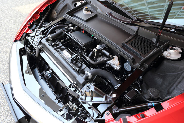 フロントには「ツインモーターユニット」やエンジンラジエーター、モーターやドライブトレインを冷却するクーラー、コンデンサーなどが搭載されており、収納スペースはない。