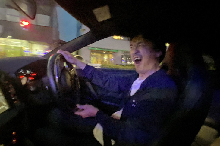 久しぶりに乗る「GT-R」は、現在の基準からすると、ものすごく武骨なクルマだった。低速時のパワステが重い！ この重厚感はナニ!?　こんなだったっけ!?　すげえなGT-R。