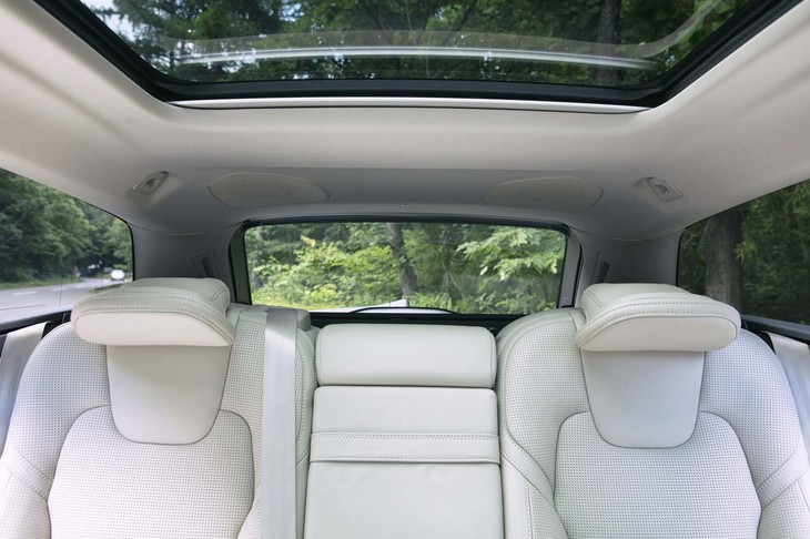 ボルボ伝統の、ワンタッチで折り畳める後席ヘッドレスト。ドライバーが後方視界を確保するのに役立つ。