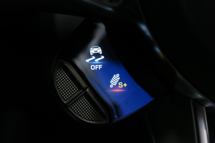 メルセデスAMG A35 4MATIC（ステアリングスイッチ）
