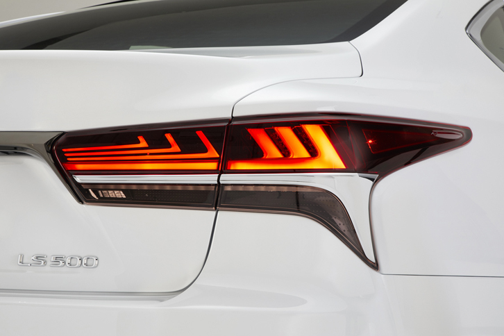 レクサスLS500“Fスポーツ”（リアコンビランプ）