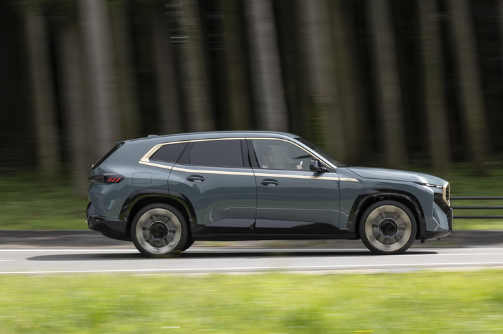 全長×全幅×全高＝5110×2005×1755mmのサイズは「X7」よりも短く低く、わずかに幅広い。3105mmのホイールベースは同寸。