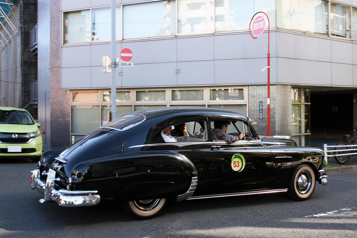 1950年「ポンティアック・ストリームライナー シルバーストリーク」。当時はプレーンバックと呼ばれた、ファストバックスタイルの2ドアクーペ。