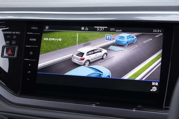 高速道路での同一車線内全車速運転支援システム「トラベルアシスト」やマトリクスLEDライト「IQ.ライト」などの先進運転支援システムが新たに採用された。センタースクリーンを介して各種設定が可能。