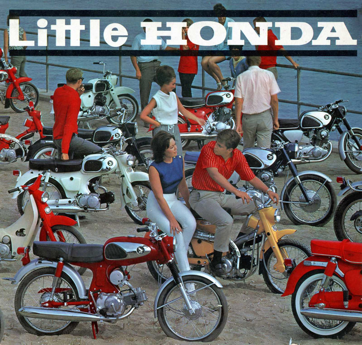 ホンダが国内向けに作った『リトル・ホンダ』の販促用ソノシートのジャケット。だが北米向け二輪ラインナップをそろえた写真にタイトルは欧文と、国内向けと思わせる要素は皆無。