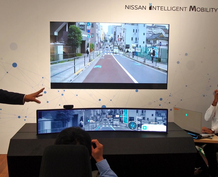 こちらは、さらに未来のメーターパネルを提案するデモ機。中央の大画面はクルマのフロントウィンドウ越しの前方視界を、手前の横長画面（A4用紙4枚分の大きさ！）は車内のメーターパネルを示している。