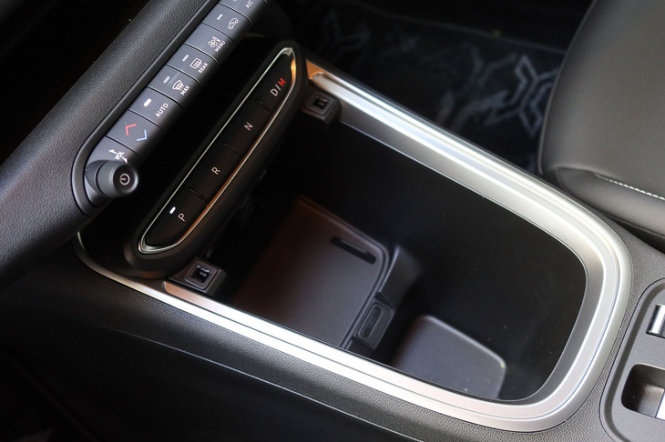 ジープ・アベンジャー4xeハイブリッド（センターコンソール）