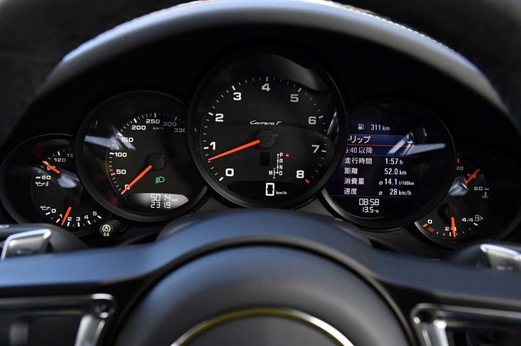 エンジン回転計を中央に据えた5連メーター。右から2番目はマルチインフォメーションディスプレイになっている。