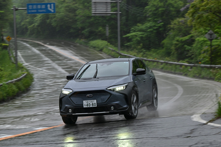 試乗会当日の軽井沢方面は、写真のとおりの雨。少しでも節電しようとエアコンを切ったら、たちまちウィンドウが曇った。（写真はよそのメディアが試乗中の「スバル・ソルテラ」）