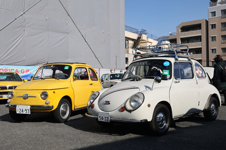 第二駐車場に並んだ1970年「スバル360ヤングSS」と1967年「フィアット500F」。ボディーサイズはほぼ同じだが、手前にあるぶんスバルのほうが大きく見える。