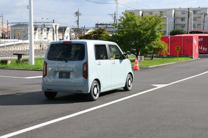 ドライバーがパニックになってアクセルを連続で踏んでも、システムは解除されない。2度目のアクセルで最大30km/hまで車速は上がるものの、その後は何度踏んでも、30km/h以上には加速しない。