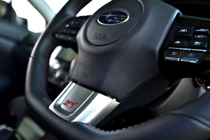 ステアリングホイールは“高感触革”が使用された「STI Sport」の専用品。赤いステッチがあしらわれる。