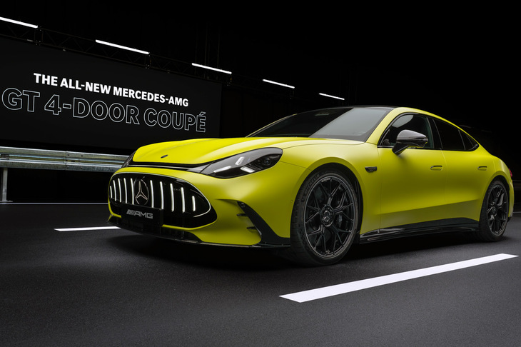 強烈なフロントデザインに目を奪われがちな「メルセデスAMG GT 4ドアクーペ」だが、全体のスタイリングはロー＆ロングで、4ドアクーペとして非常にまっとうだ。