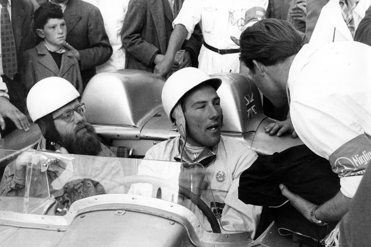 スターリング・モス（右）とナビゲーターのデニス・ジェンキンソン（左）。ジャーナリストのジェンキンソンはモスのために完璧なペースノートを作成し、入念な練習を重ねて臨んだ。彼が専門誌に寄稿した記事は、臨場感にあふれた参戦記の傑作と評されている。（Daimler）