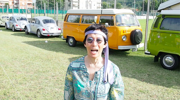 ヒッピー風の筆者。2014年にイタリアで開催された空冷フォルクスワーゲン系ミーティングで。