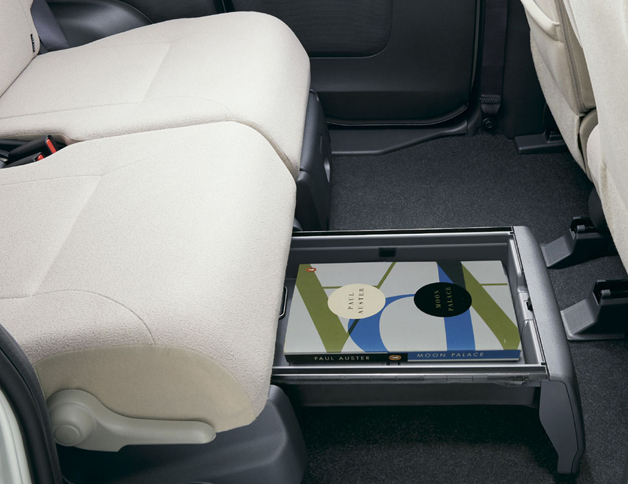 「置きラクボックス」の「ケースモード」。靴や折り畳み傘、掃除道具などを入れるのに適しており、中身が外から見えないようシート下に収納できる。