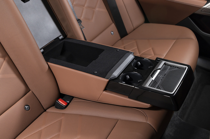 センターアームレストの中身はカップホルダー＆ワイヤレスチャージャーとごく普通。インフォテインメントやシートを操作するリモコンはない。