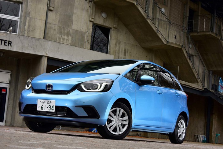 今回のテスト車は「フィット ベーシック」のハイブリッド車。全5種類ある仕様の中でも親しみを感じさせるシンプルなデザインが特徴となる。