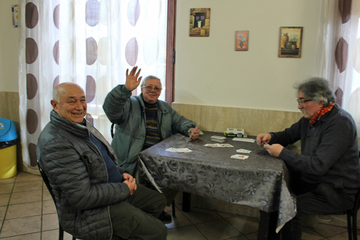 昼過ぎ。ドーポラヴォーロの中では、元鉄道職員のおじさんと近所のおじさんが、トランプゲームを楽しんでいた。