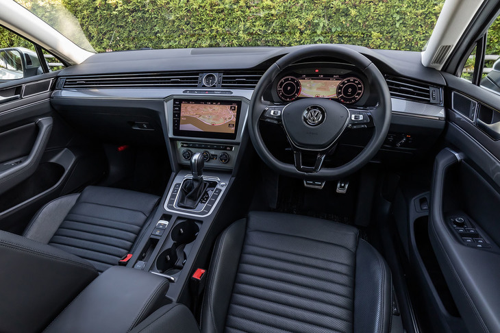 インテリアデザインは、他の「パサート」シリーズに準じたもの。今回試乗した上級グレード「アドバンス」には、液晶デジタルメータークラスター「アクティブインフォディスプレイ」が標準装備となる。