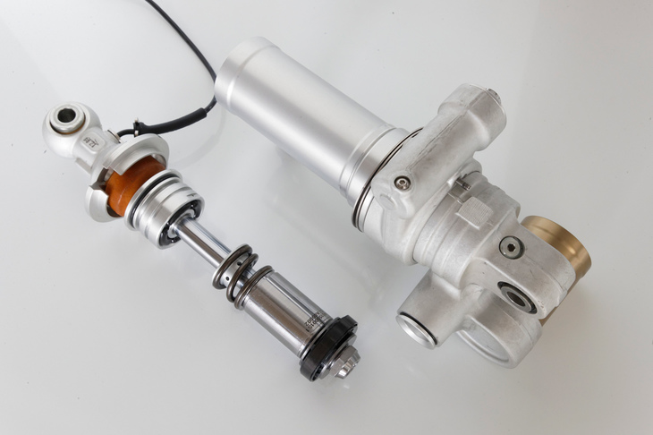 電子制御セミアクティブサスペンション装着車には、よりライダーの好みに合わせたセッティングを実現するため、サスペンション内部のシムを交換する「シム・パッケージ」というオプションも用意されている。