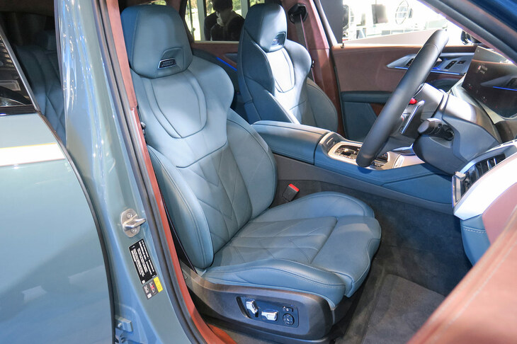 BMW XM（フロントシート）