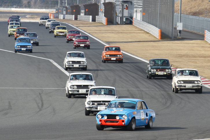 レーシングコースにおける最初のプログラムは「ヒストリックカー・オーナーズパレード」。その中でもトップを飾ったのは20台の「いすゞ・ベレットGT」と4台の「いすゞ117クーペ」。先頭を行くエルフブルーに塗られた一台は、「1600GTR」のプロトタイプであるホンモノのワークスマシン「1600GTX」である。