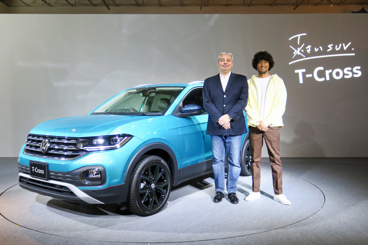 フォルクスワーゲン グループ ジャパンのティル・シェア社長（左）とモデルの三浦理志さん（右）。