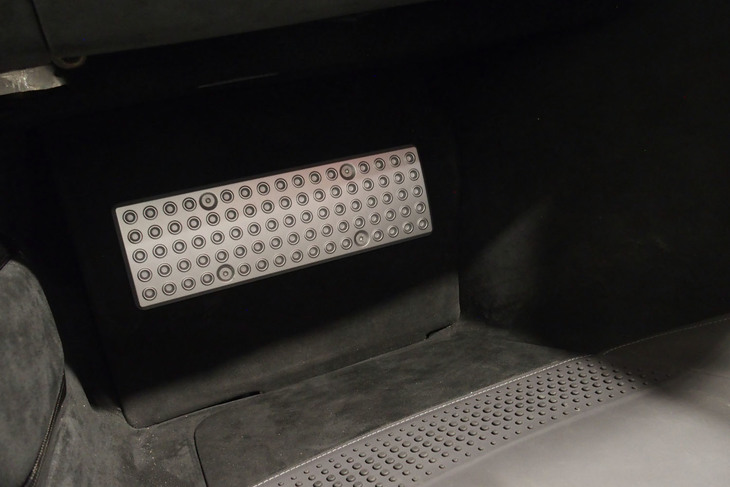 フェラーリSF90スパイダー（助手席フットレスト）